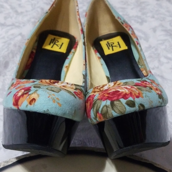 Gorgeous Floral Stilleto Heels - Picture 6 of 8